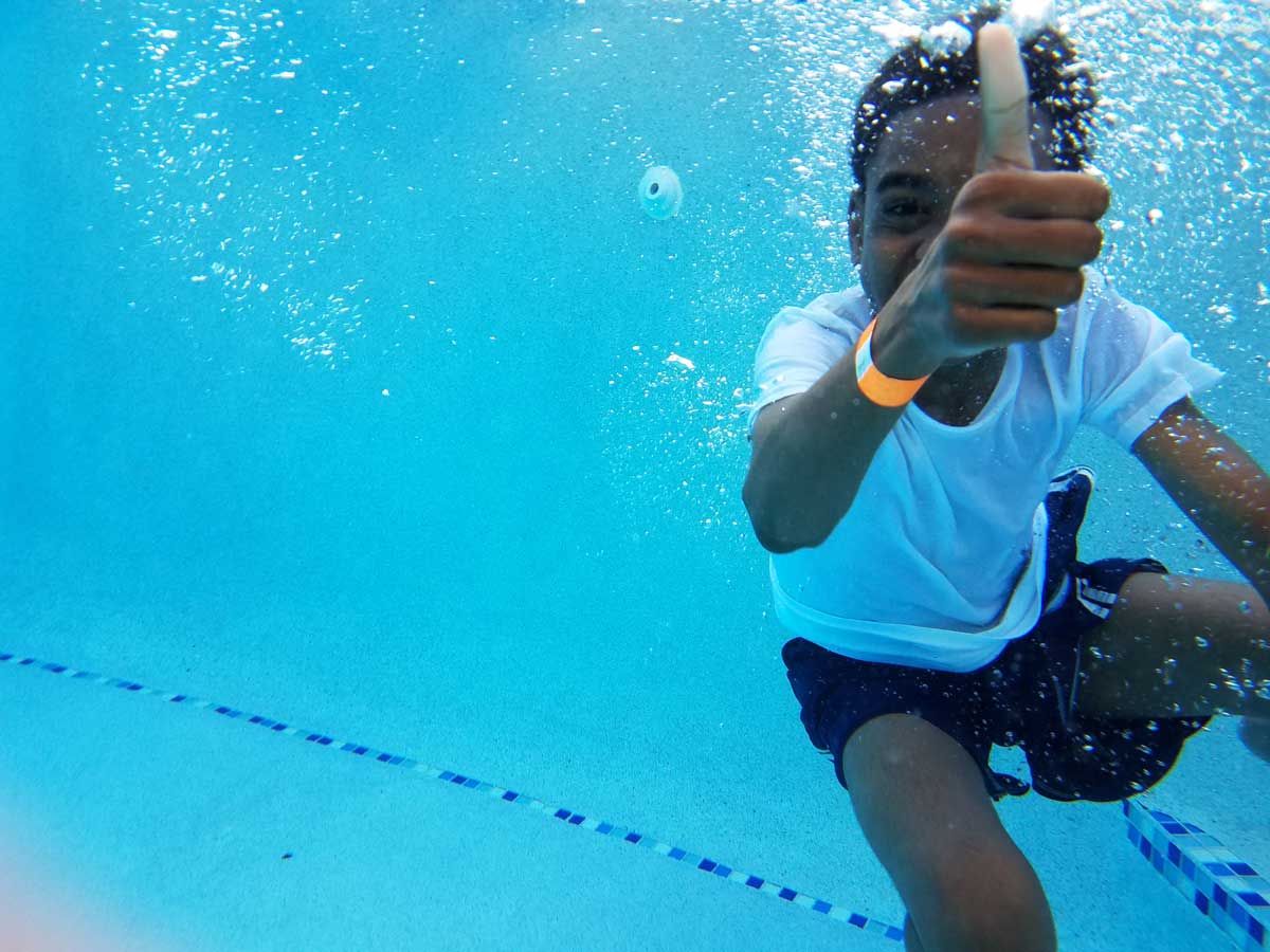 Under water pool selfie